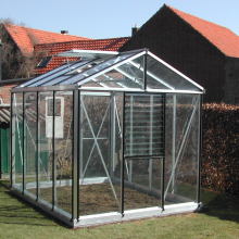 Modernes Glashaus im Set